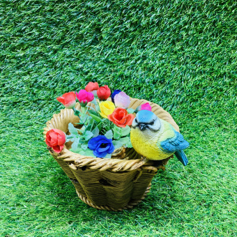 Фигура садовая Синичка на плетеной корзинке кашпо
